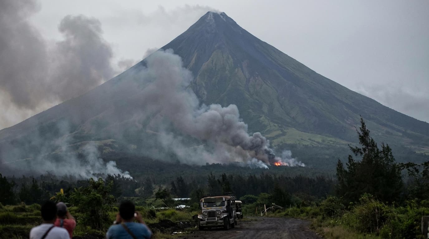 BULKAN NG MAYON, NAG-APOY?! rockfall nagdulot ng bushfire sa kagubatan! Ano ang susunod na mangyayari?!