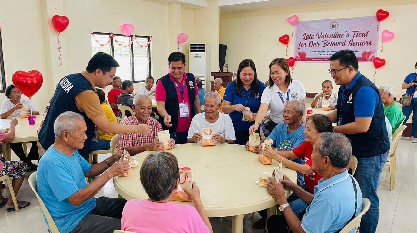 Mga Lolo at Lola, Binigyan ng 'Late Valentine's Gift'? Mga Mamamahayag sa Eastern Visayas, May Pakulo!