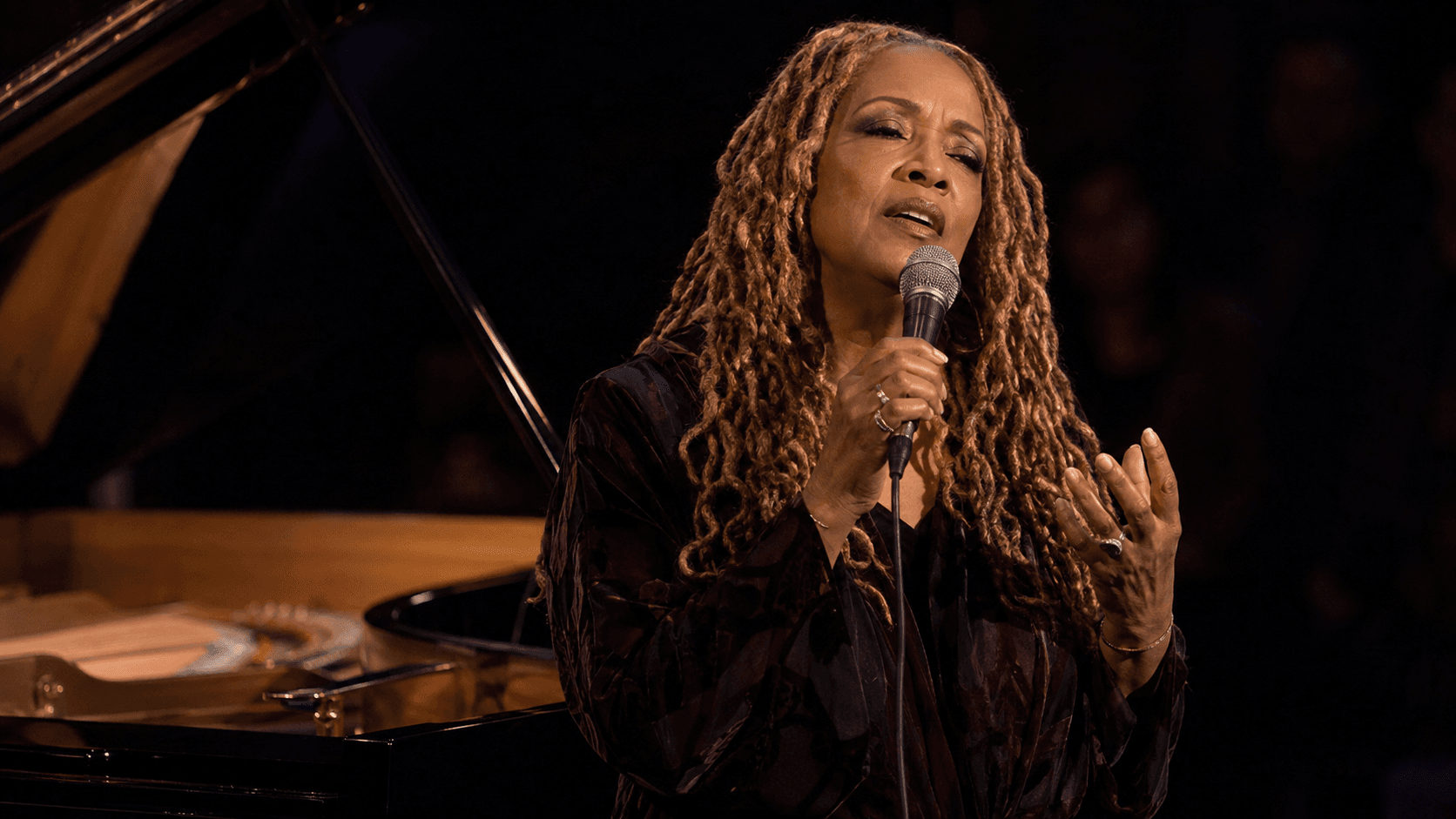 Nagulat ang Mundo ng Jazz: Grammy-Winner Cassandra Wilson, Pumanaw sa Edad 70—Anong Himig ang Iiwan Niya?