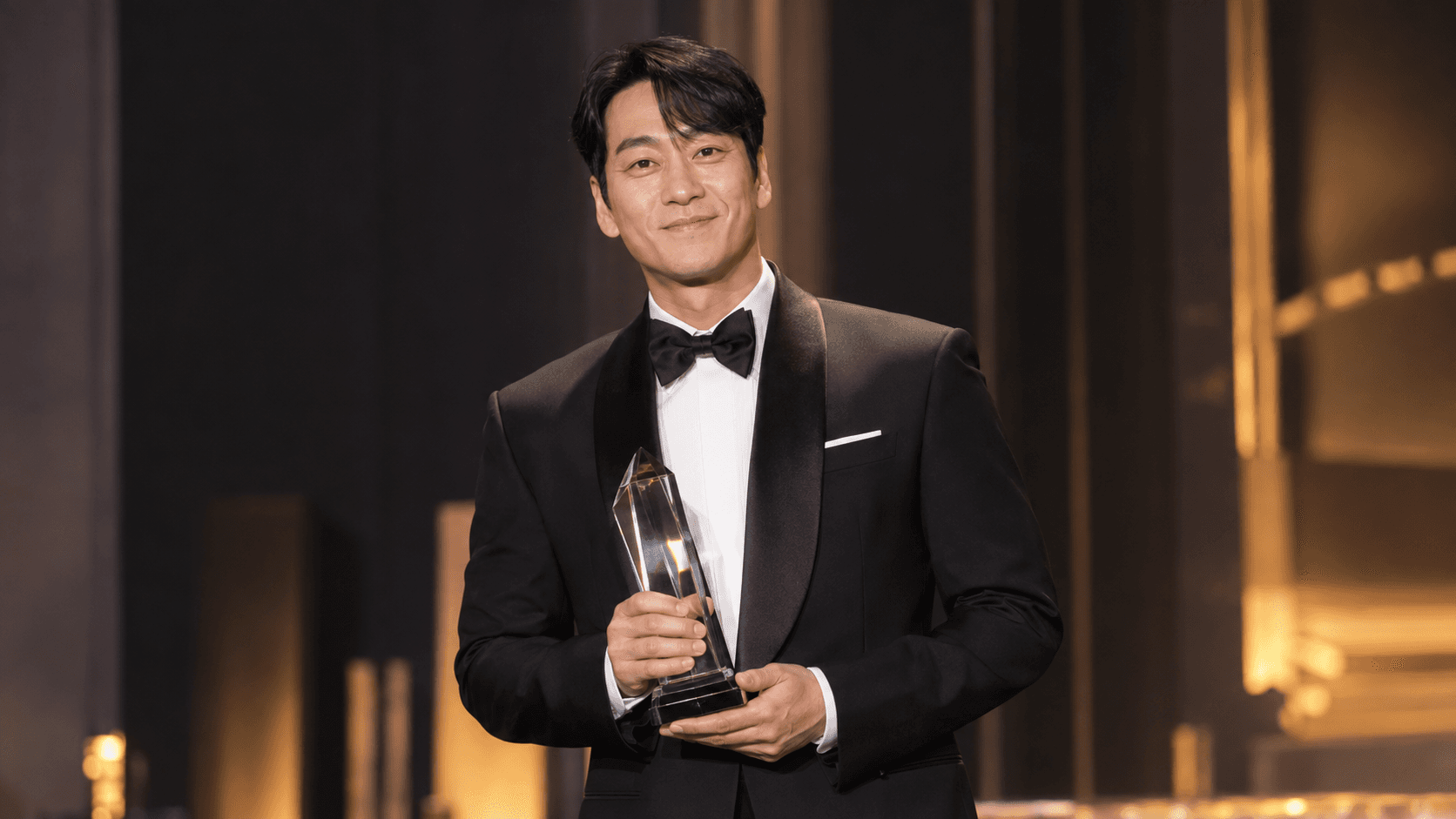 Park Hae-soo, Nasungkit ang Pinakamalaking Parangal sa 2026 KDF—Bakit Siya ang Bida Ngayon?!
